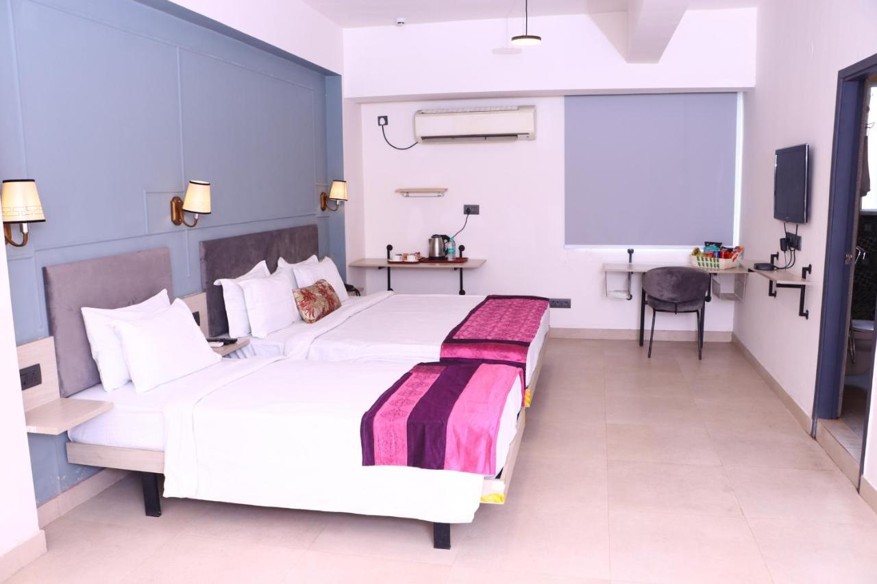 Virohaa Garden Hotel Ghaziabad Buitenkant foto