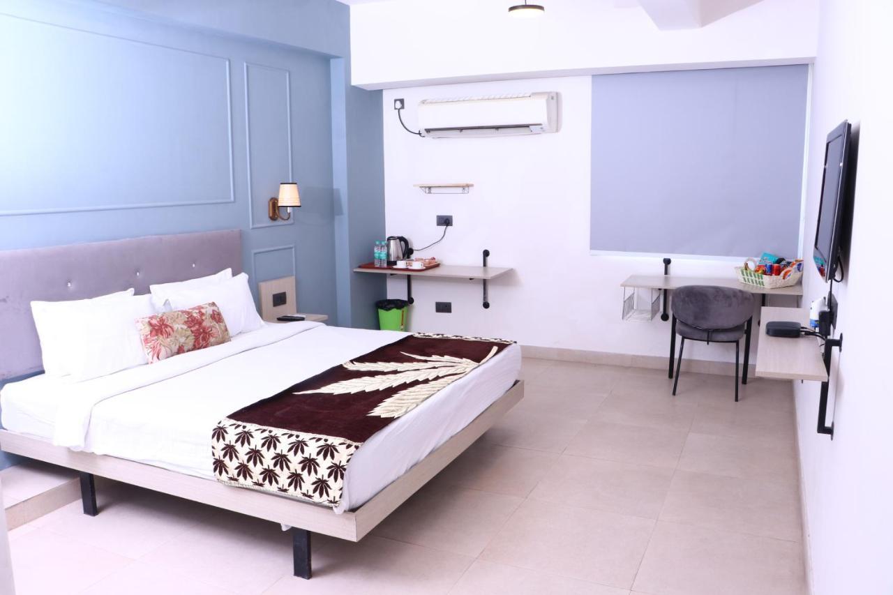 Virohaa Garden Hotel Ghaziabad Buitenkant foto