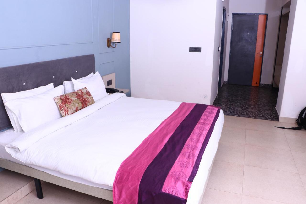 Virohaa Garden Hotel Ghaziabad Buitenkant foto