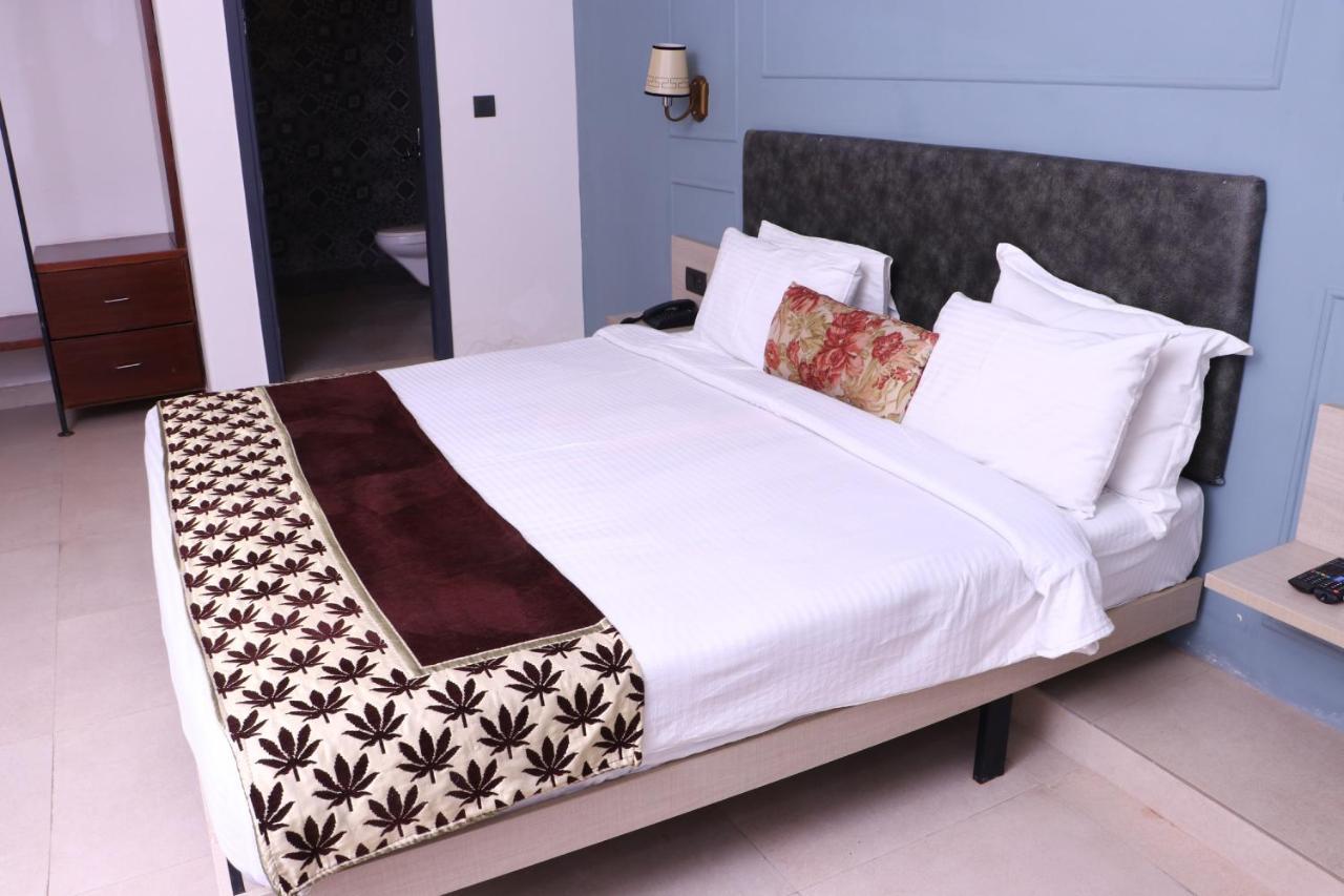 Virohaa Garden Hotel Ghaziabad Buitenkant foto