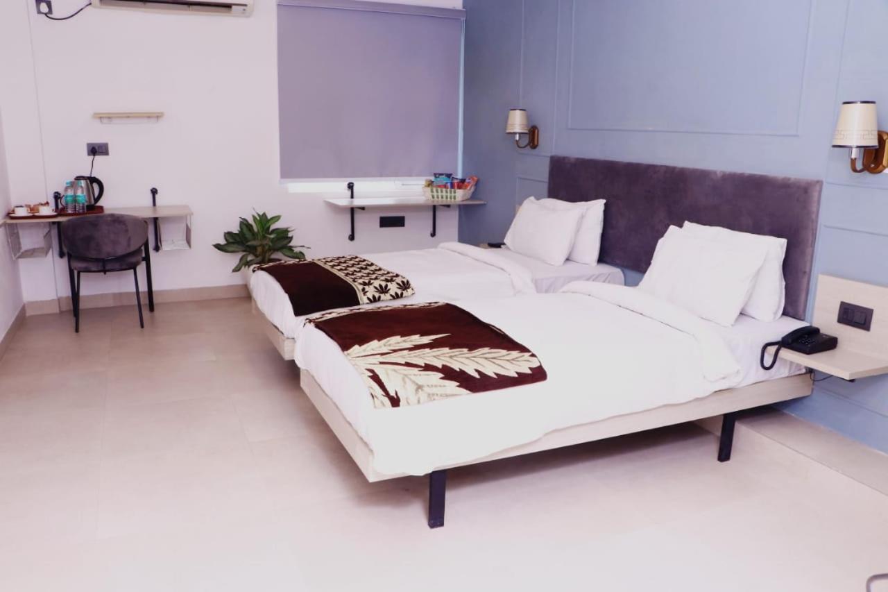 Virohaa Garden Hotel Ghaziabad Buitenkant foto