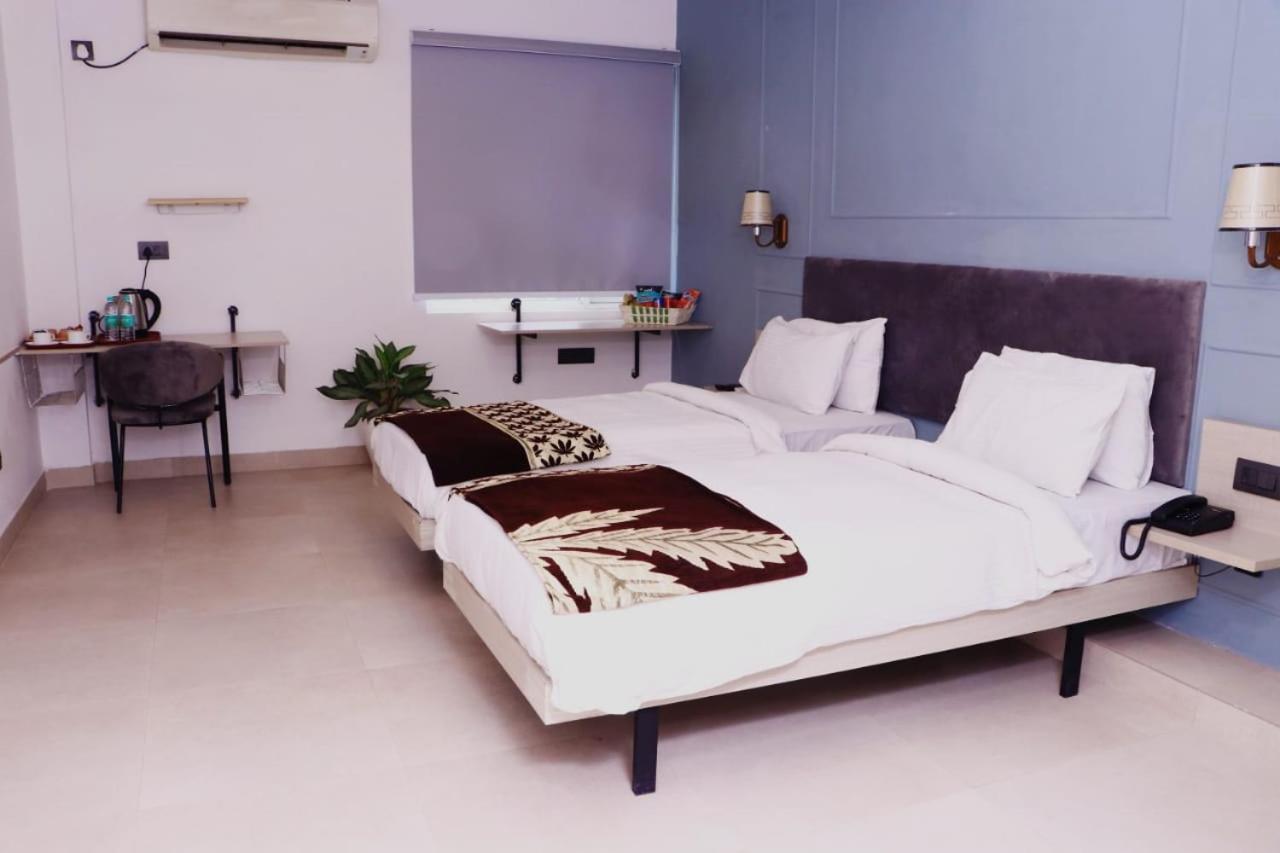 Virohaa Garden Hotel Ghaziabad Buitenkant foto