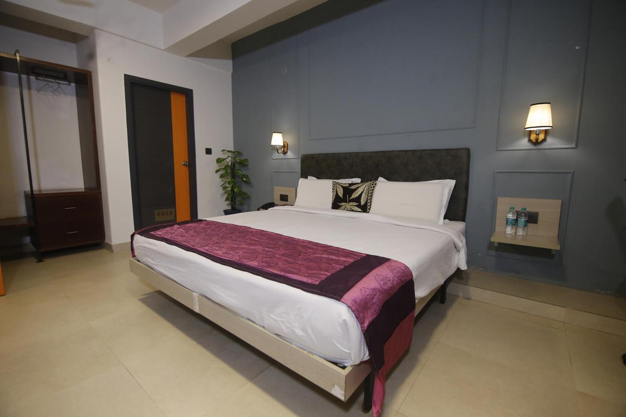 Virohaa Garden Hotel Ghaziabad Buitenkant foto